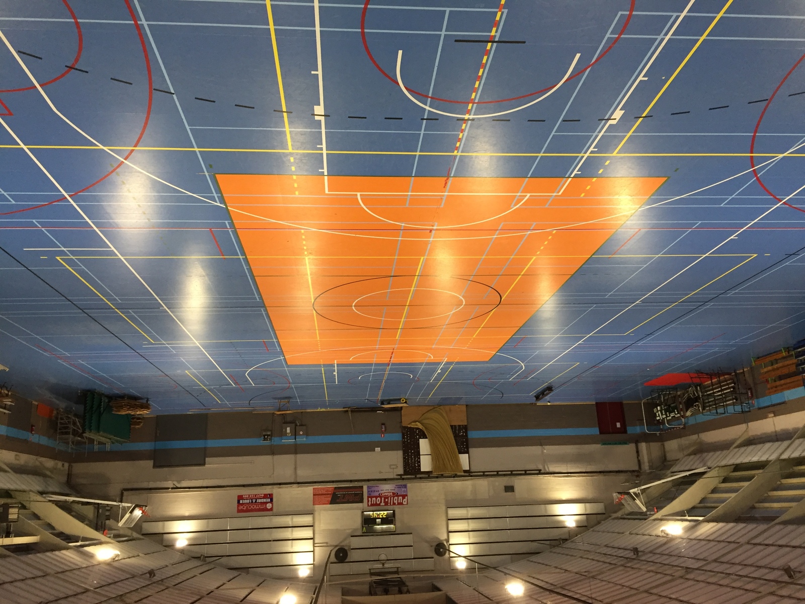 Installation d’un éclairage LED intelligent et modulable dans une salle multisports Éclairage LED performant dans un gymnase multisports – terrain de basketball bien éclairé