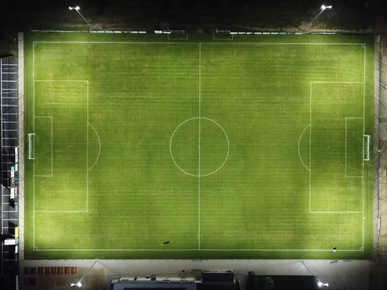 Terrain de foot vu du ciel – éclairage LED conforme aux normes EN 12193 Terrain de football parfaitement éclairé par LED – visibilité nocturne optimale