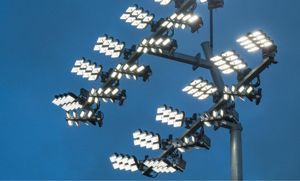 Éclairage LED sportif conforme à la directive CIE150 pour la réduction des nuisances lumineuses sur les courts de tennis