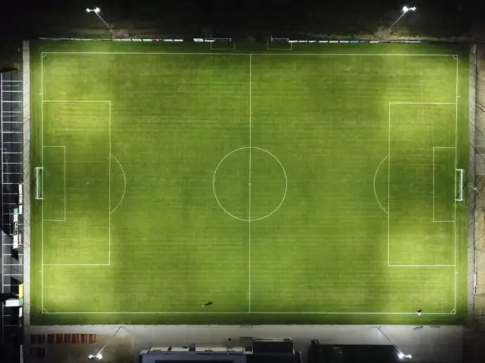 Terrain de foot vu du ciel – éclairage LED conforme aux normes EN 12193 Terrain de football parfaitement éclairé par LED – visibilité nocturne optimale