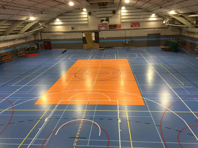 Installation d’un éclairage LED intelligent et modulable dans une salle multisports Éclairage LED performant dans un gymnase multisports – terrain de basketball bien éclairé