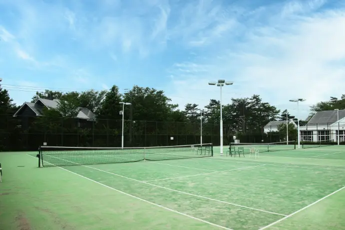 Terrain de tennis extérieur équipé de projecteurs LED Win4LED – éclairage uniforme et écoénergétique avec solutions AAA-LUX et Speqtris Sport