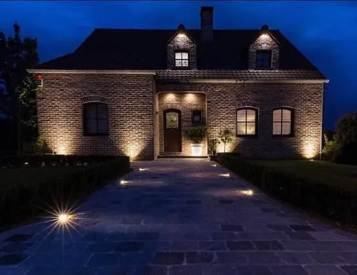 Façade résidentielle éclairée en LED la nuit