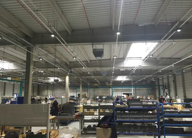 Atelier de production éclairé en LED, FN Herstal