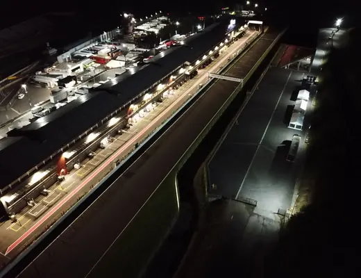 Paddock du circuit de Spa-Francorchamps éclairé la nuit