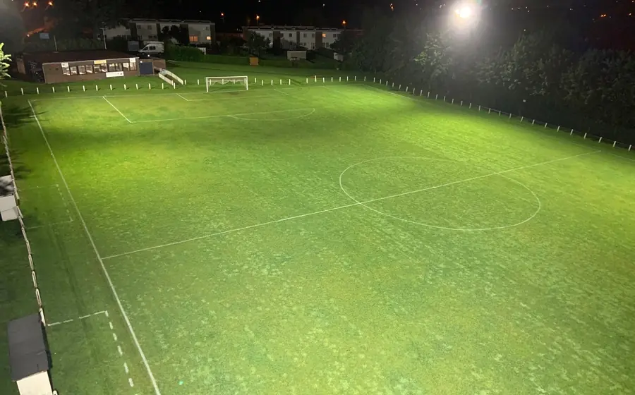 Terrain de football éclairé en LED la nuit