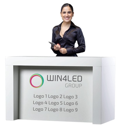 [W4L097073] Partenariat inauguration showroom 2025 - logo sur comptoir accueil